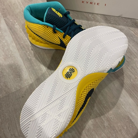 kyrie 1 - Picture 3 of 5